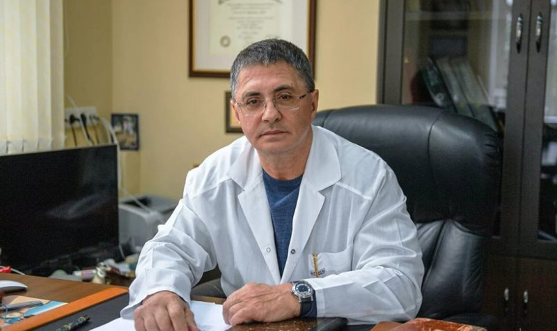 Антибиотики бессильны: Мясников рассказал, как вылечить затянувшийся кашель