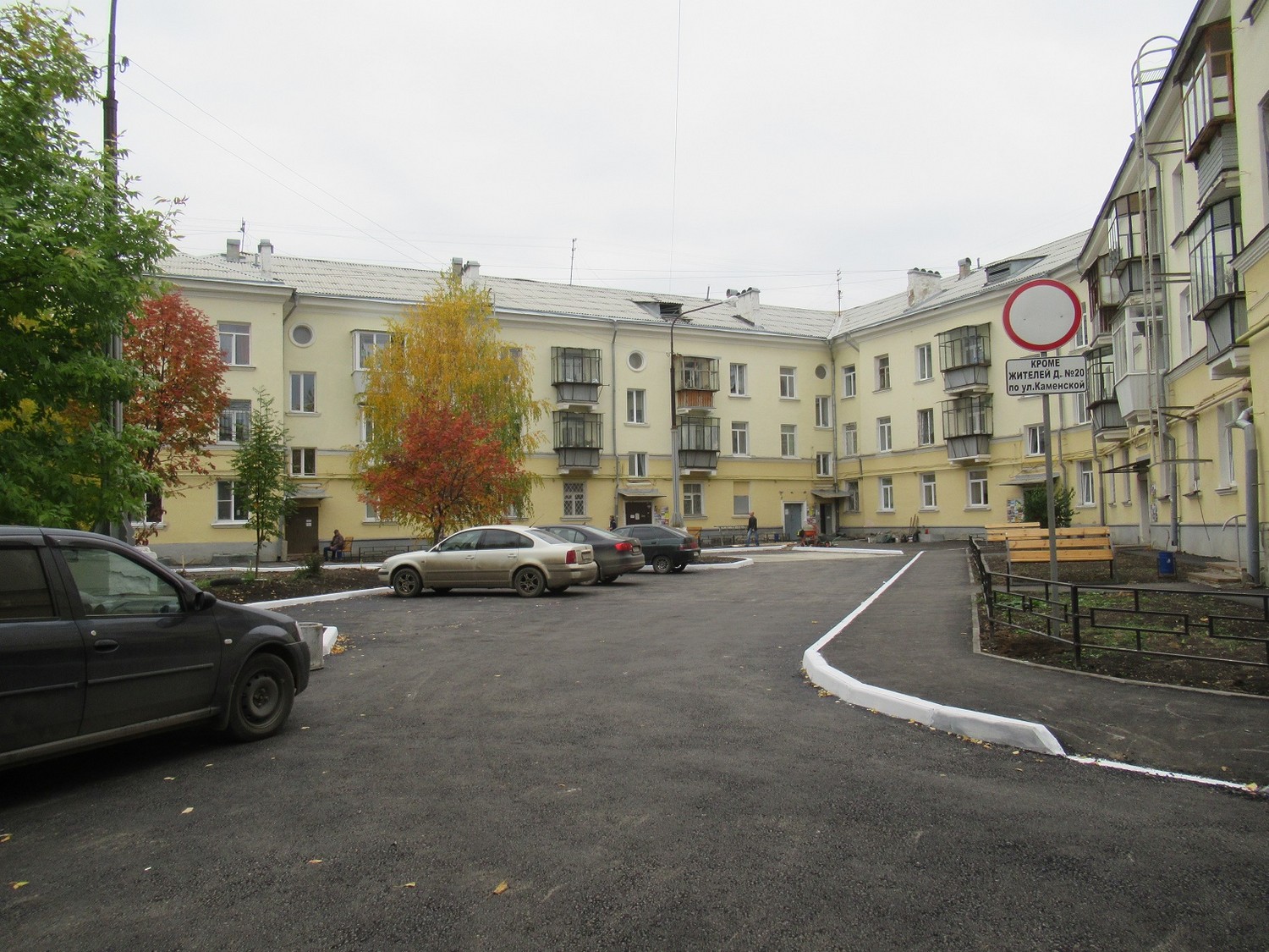 Во дворе по ул. Каменской, 20 завершили благоустройство почти за 4 млн руб. Здесь появилось нечто уникальное, чего больше нет нигде в городе