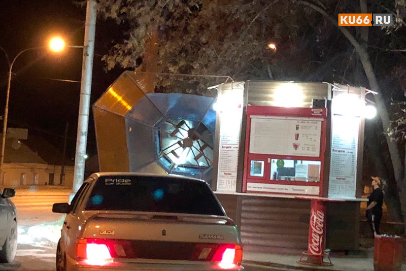 Ураганный ветер сдул крышу закусочной на ост. «Театр Драмы» в Каменске-Уральском — говорят, никто не пострадал, но выглядело жутковато