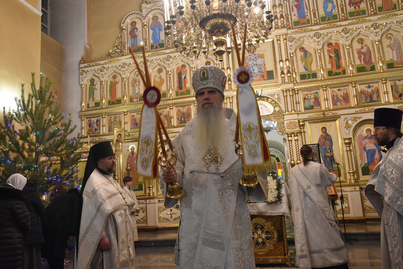 Православные встречают Рождество Христово. В храмах Каменска-Уральского богослужения начнутся в полночь. Верующих здесь ждут в масках