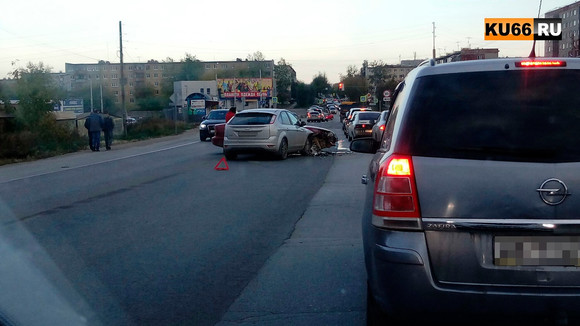 Не смогли поделить дорогу. Женщина на Chevrolet решила свернуть налево и столкнулась со встречным Ford в Каменске-Уральском