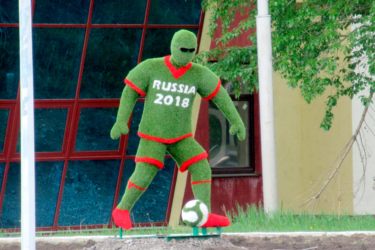 Ощутите себя сопричастными мундиалю: в центре Каменска-Уральского установили фигуру футболиста из травы с надписью «Russia 2018»