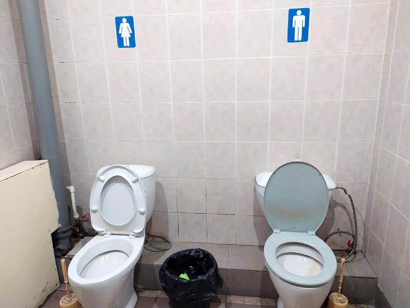 На заводе в Каменске-Уральском в туалетной комнате появились таблички над рядом стоящими унитазами: один для мужчины, второй для женщины