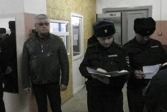 В Каменске-Уральском общественник вышел на дежурство вместе с нарядом ППС – проверял внешний вид стражей порядка и знание законов