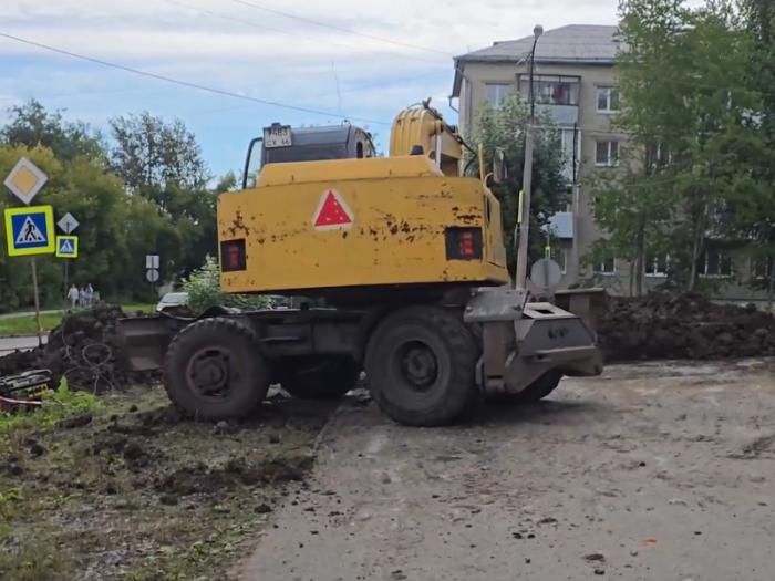 Меняют трубы до зимы: в Каменске-Уральском на Исетской и Уральской спасают коллектор после зимнего порыва | На стыке улиц Исетской и Уральской идёт капремонт теплосети — работы завершат до отопсезона