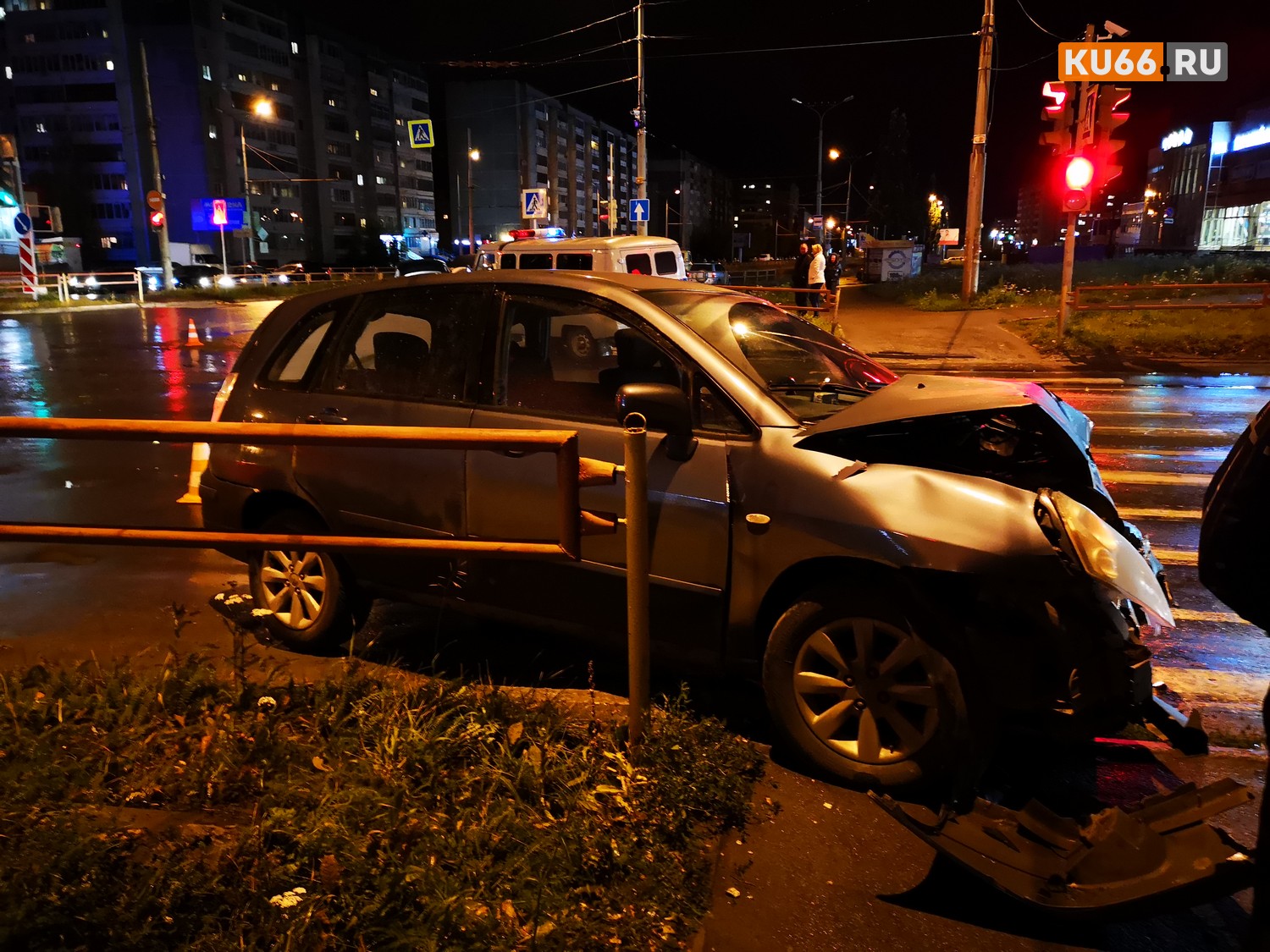 «Я решил проскочить, иначе бы мне въехали сзади...» В ДТП на перекрестке в Каменске машины разбросало по сторонам, пострадала девушка