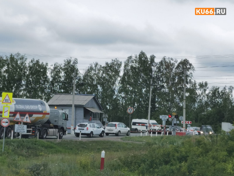 Многострадальный переезд между Екатеринбургом и Каменском-Уральским, где водители теряют кучу времени, на днях полностью закроют дважды