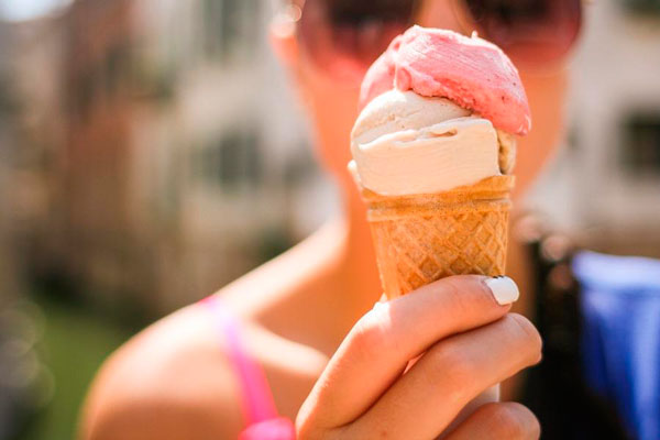 Диетолог рассказала, при каких заболеваниях опасно есть мороженое