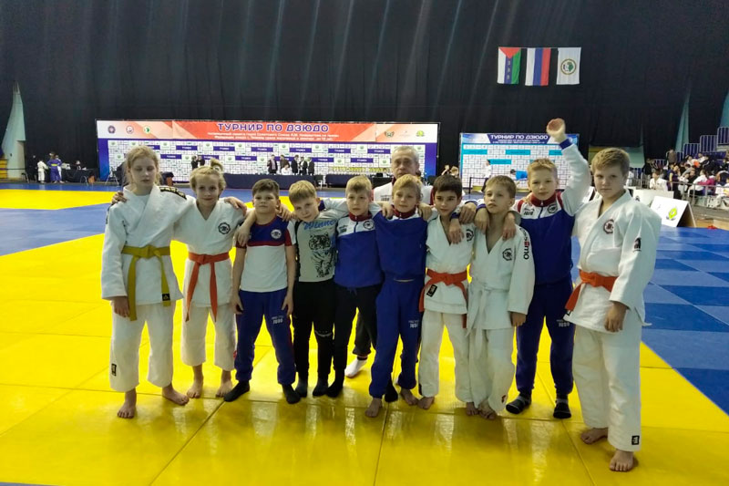 Приехали в разведку, а уехали с медалями: десятилетние дзюдоисты из Каменска на турнире в Тюмени завоевали сразу пять призовых мест