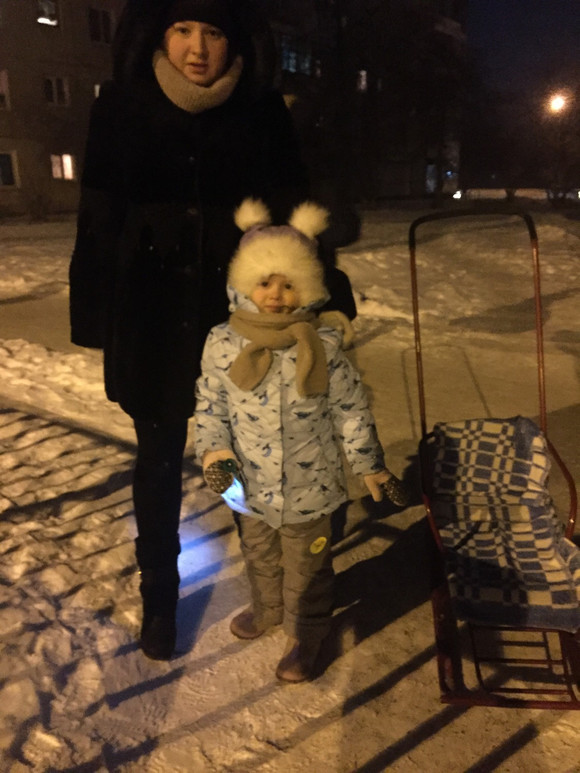 В очередной раз родители дежурили около детсада в Каменске-Уральском. Встречным раздавали блестящие ленты и напоминали ПДД