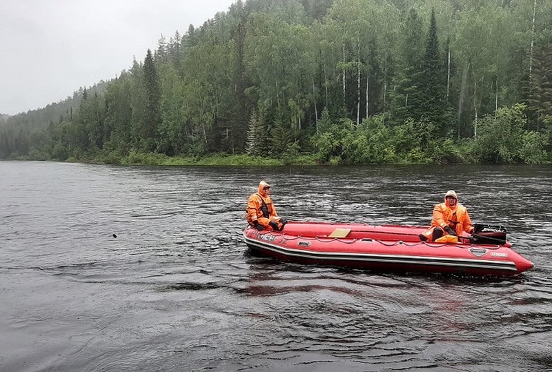 На Урале продолжают искать мужчину и полугодовалого младенца, которые были на перевернувшейся лодке