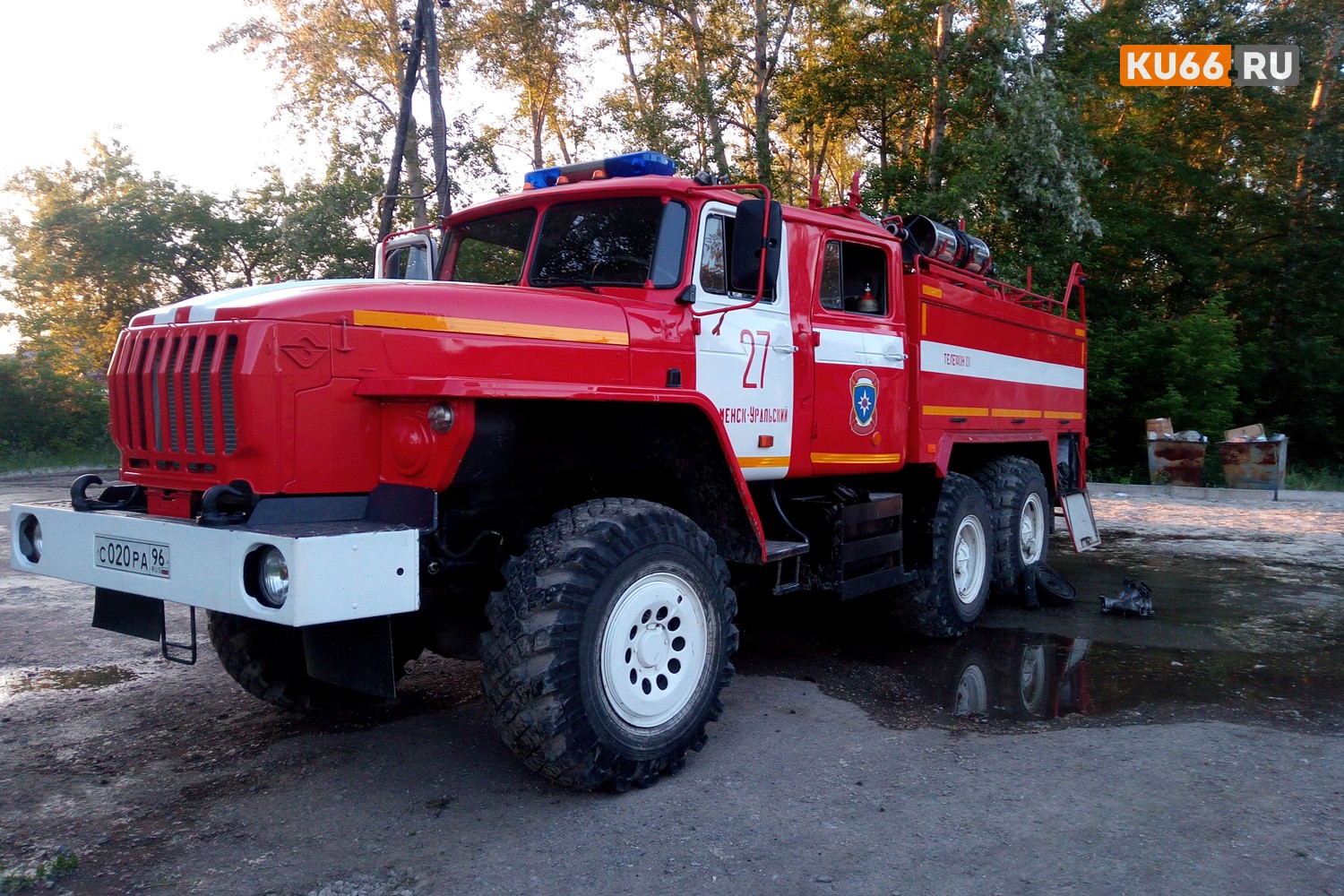 Полчаса тушили огнеборцы Каменска-Уральского пожар в доме по ул. Цветников — здесь на 40 «квадратах» повреждены стены и кровля
