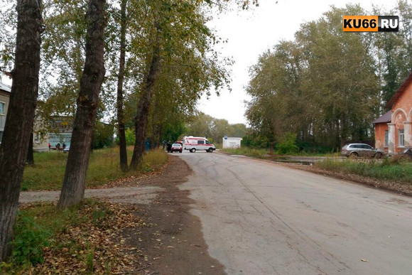 Подозрительную коробку нашли в пос. Силикатный в Каменске-Уральском — испуганные жители вызвали полицию, спасателей и медиков. Все обошлось!