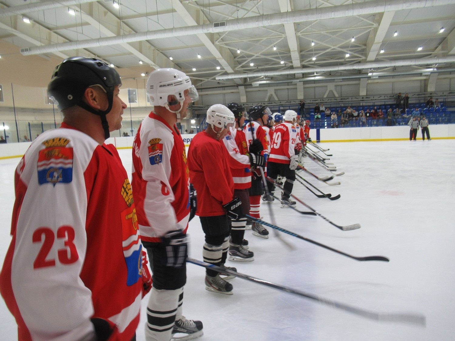 Хоккейный турнир любительских команд прошел на площадке «Каменск-Арены»: четыре команды выясняли отношения, скрестив клюшки...