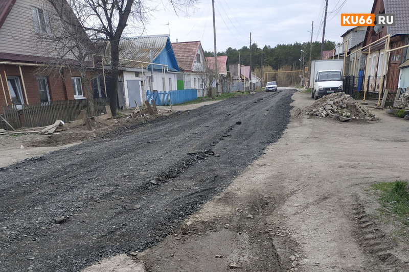 «Засыпают крошкой, а нам реветь хочется». Жители поселка Мирный Каменска-Уральского возмутились, что дорогу им не делают уже несколько лет