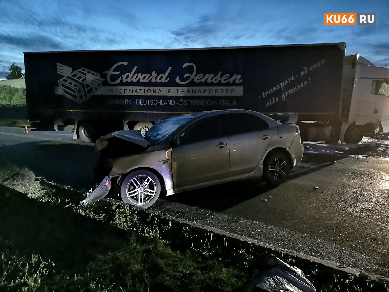 Легковушка протаранила фуру и снесла ей бензобак: жесткое ДТП на ул. Лермонтова на повороте к заводу ОЦМ в Каменске-Уральском