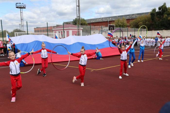 Беговые дорожки, новое поле и трибуны: в Каменске-Уральском открылся обновлённый стадион | В Каменске-Уральском после реконструкции открылся стадион «Металлист»