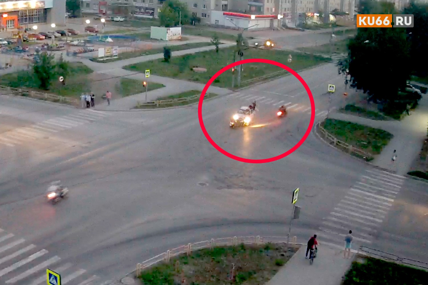 «Один перелетел авто и лежал на асфальте». ДТП с пострадавшими в Каменске: легковушка столкнулась с мотоциклом. Байкера увезли на «скорой»