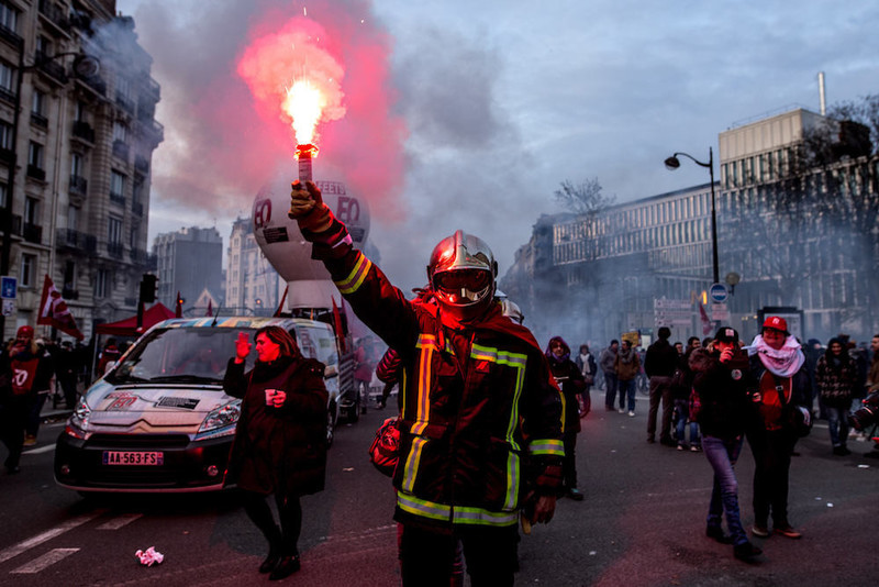 Повышение пенсионного возраста вызвало волну протестов во Франции