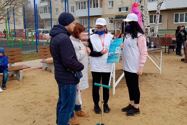 Во время дворового праздника по ул. Добролюбова в Каменске волонтеры призывали голосовать за проект благоустройства у "Металлурга"