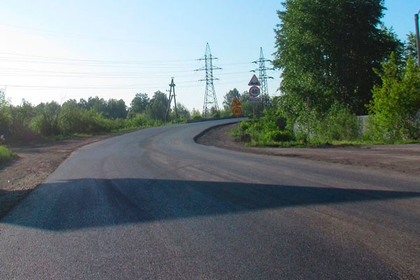 Дорожники укладывают второй слой асфальта на выезде из Каменска-Уральского в сторону Колчедана, и уже вот-вот начнут обустраивать остановки