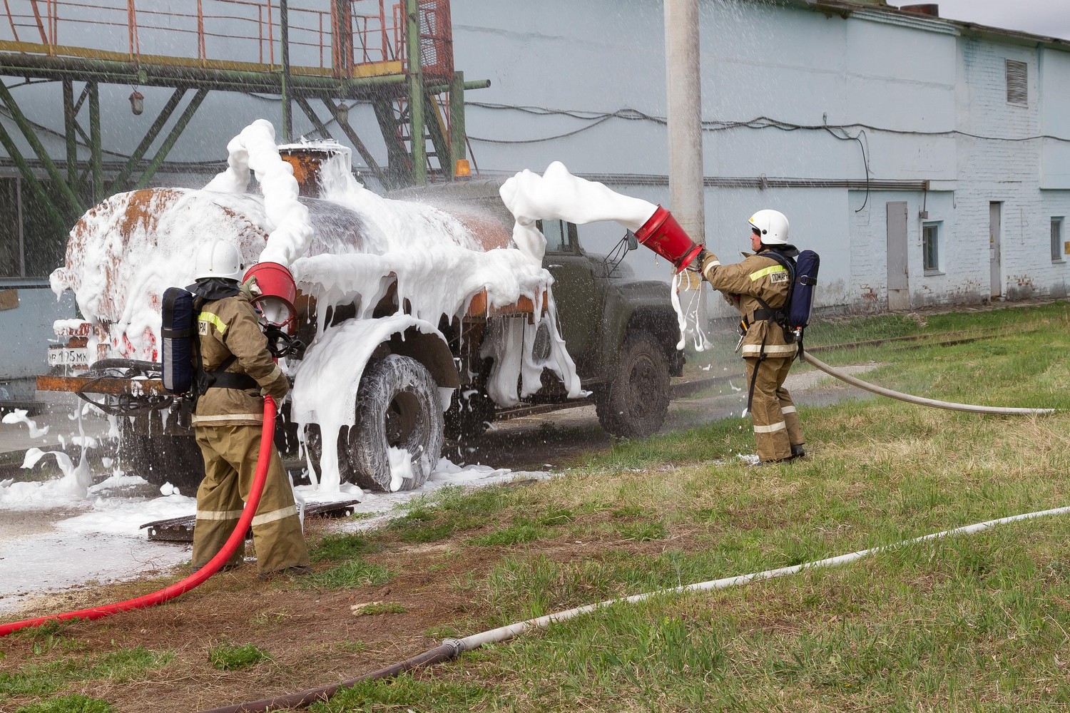 Крупная авария – разлив нефти. Начался пожар. По такому сценарию на заводе в Каменске-Уральском тренировались бороться с ЧП накануне ЧМ