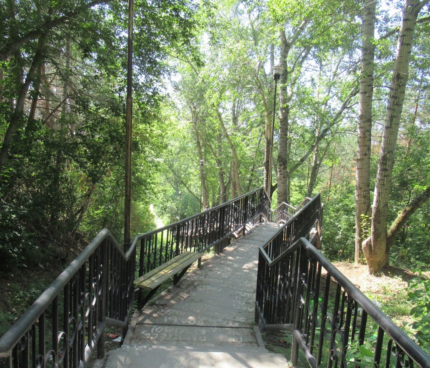 В Каменске-Уральском отремонтировали лестницу, ведущую в старую часть города – здесь заменили сорок ступеней. Еще обещают установить урны...