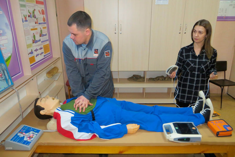 С заботой о коллективе. Работников СинТЗ учили оказывать первую помощь — на заводе закупили дефибрилляторы, чтобы «запускать» сердца