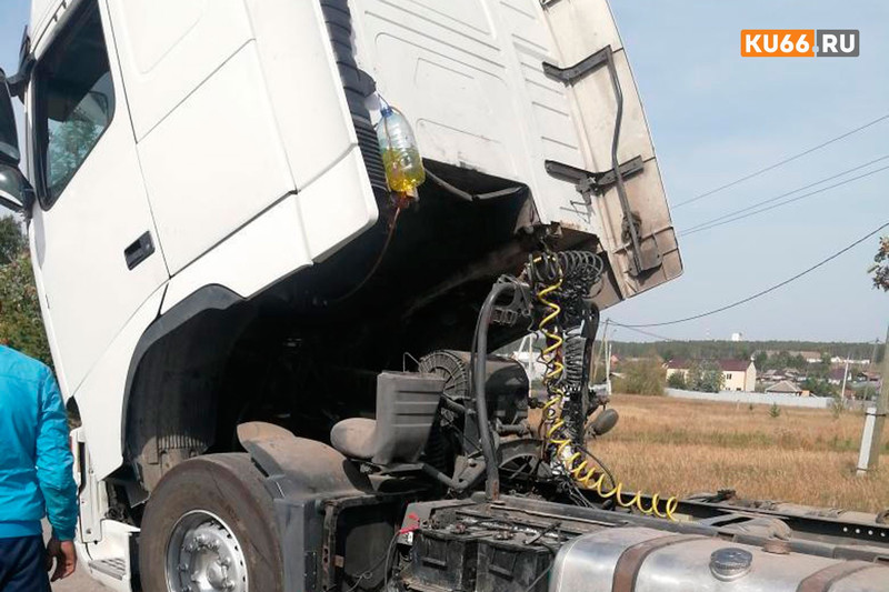 Дальнобойщик, который две недели стоял на трассе в окрестностях Каменска, наконец, уехал домой в Казахстан. Ему помог местный водитель