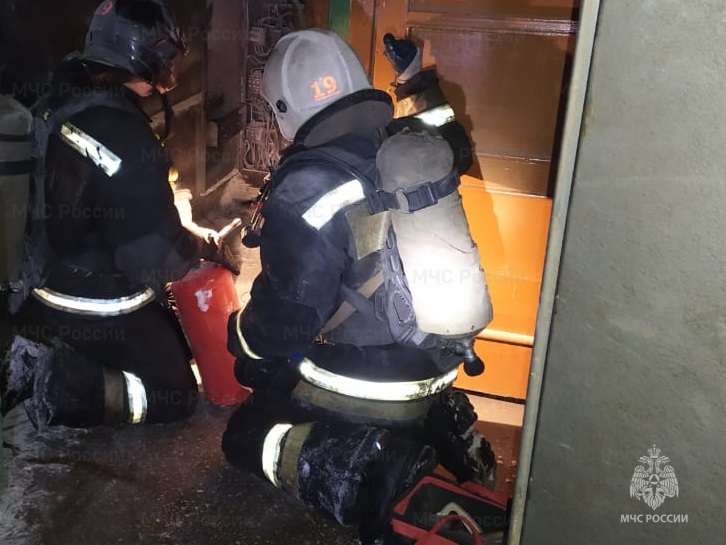 В подвале каменской пятиэтажки горел мусор В подвале каменской пятиэтажки горел мусор