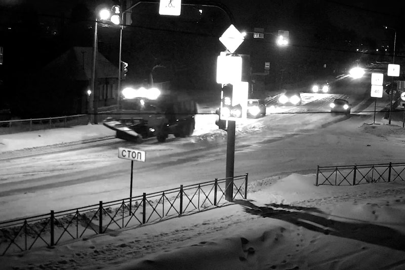 Опять метель. Расчищать от снега ставшие труднопроходимыми дороги Каменска будут 19 единиц спецтехники. Работать будут до раннего утра