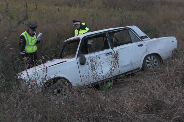 Сотрудники ГИБДД разбираются в обстоятельствах ДТП, в результате которого пострадала пассажирка автомашины ВАЗ