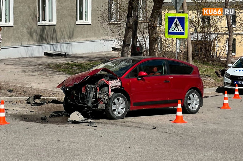 Одна женщина не пропустила другую. В Каменске-Уральском после ДТП машину отбросило в дом