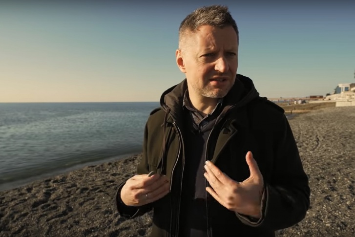 В фильме Алексея Пивоварова о гибели ТУ-154 с доктором Лизой и хором Александрова на борту звучит и Каменск-Уральский. В каком контексте?