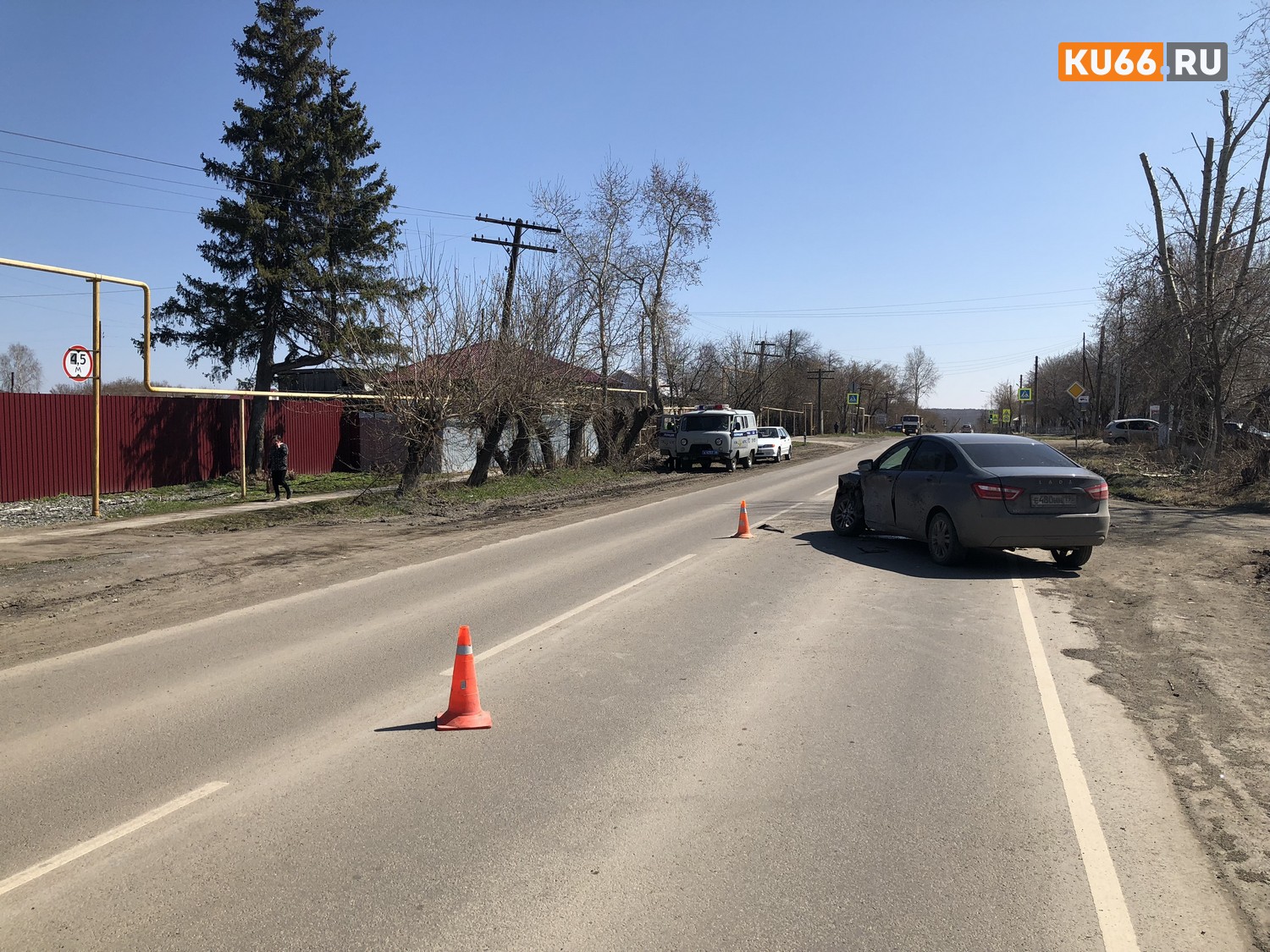В селе под Каменском-Уральским «Веста» залетела под попутный Hyundai. Помощь медиков понадобилась обоим водителям...