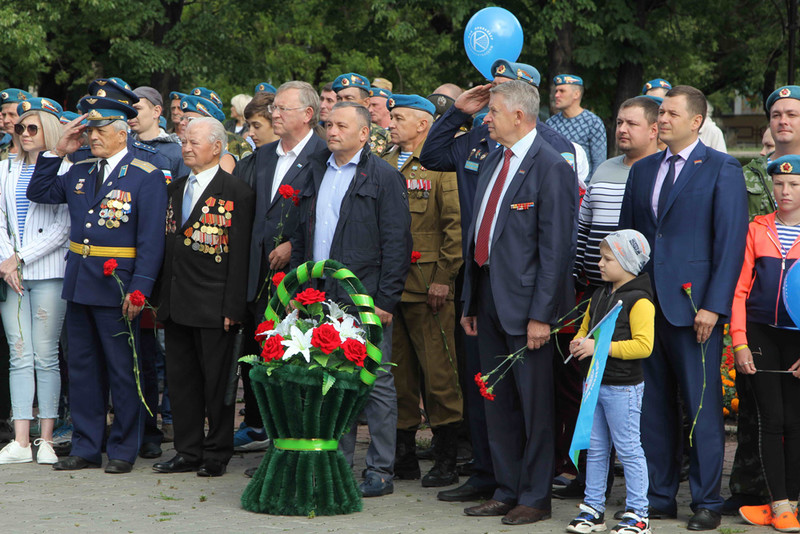 «Голубые береты» официально отметили свой праздник в Каменске-Уральском: как прошел день ВДВ, причем здесь Афганистан и Чечня?