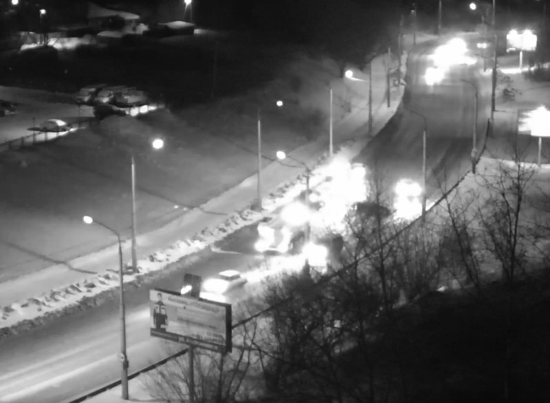 Вечером на ул. Суворова в Каменске расхлестались три автомобиля — из-за жесткого ДТП движение по дороге было ограничено. Есть пострадавший