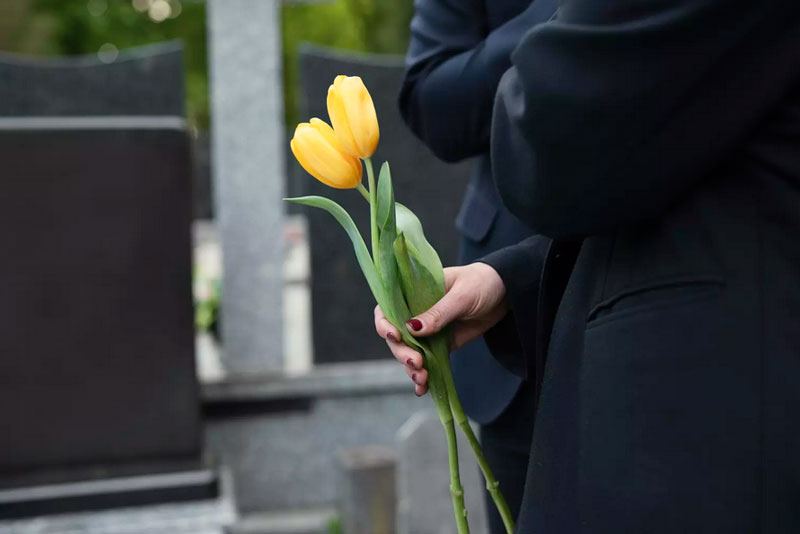 На кладбище лучше молиться и соблюдать тишину, напоминают священники | Церковь напомнила верующим правила поведения на кладбище