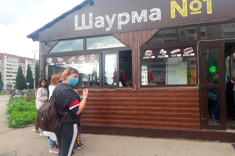 У пиццерии порядок, а в ларьках с шаурмой — куча нарушений: очередной рейд провели представители мэрии, полиции и РПН в Каменске-Уральском
