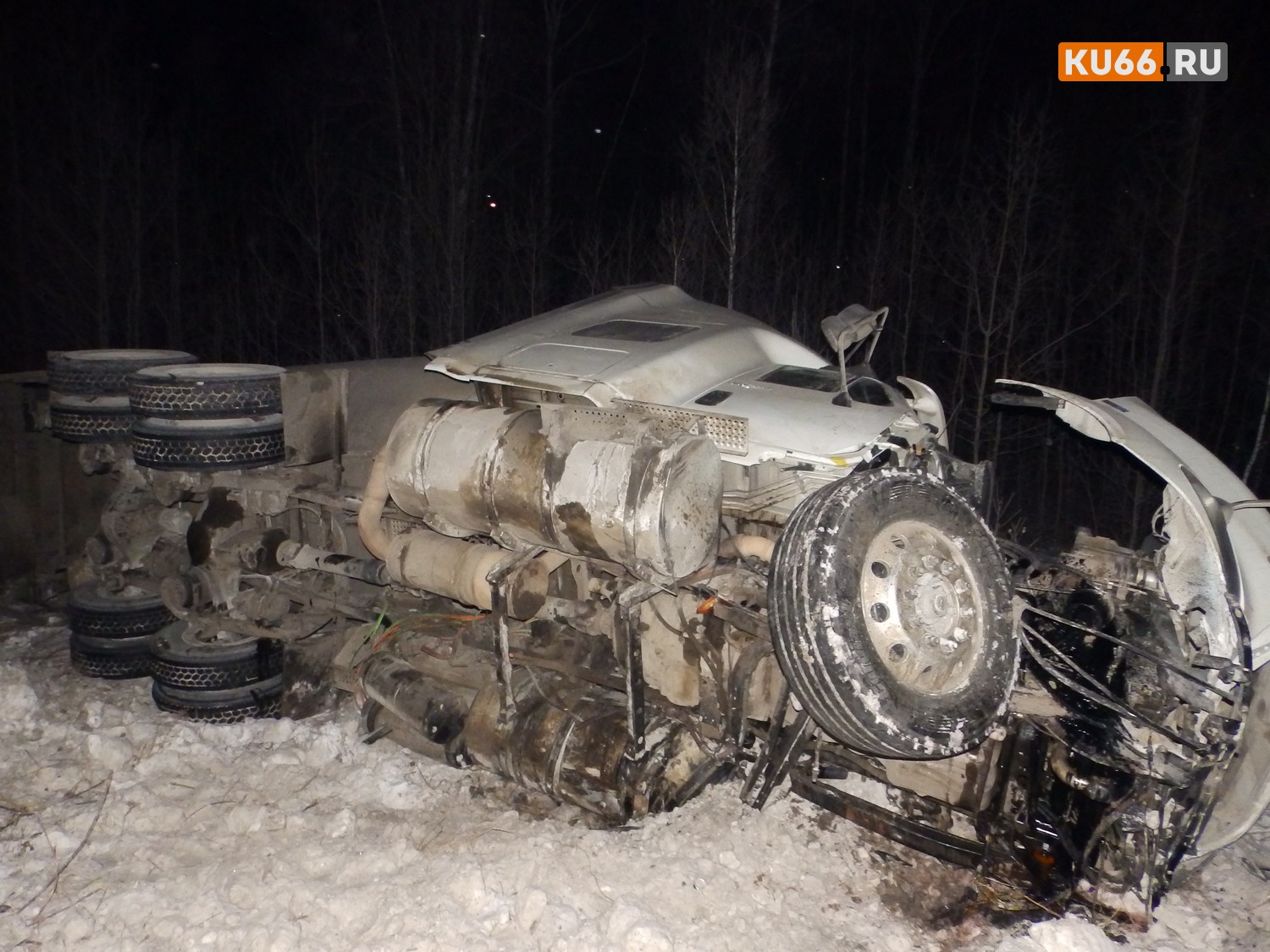 В жутком ДТП на трассе под Каменском-Уральским была фура с казахскими номерами и ВАЗ. Водитель легковушки погиб. Утечки взрывного метана нет