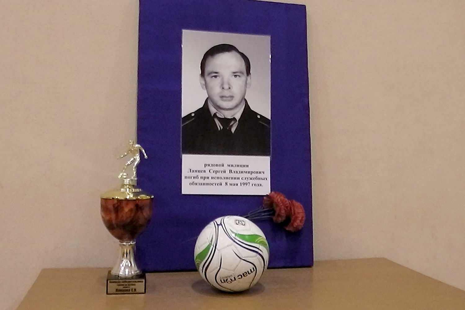 Силовики, спасатели и охранники исправительных колоний Каменска в 21-й раз встретились на турнире в честь своего покойного коллеги