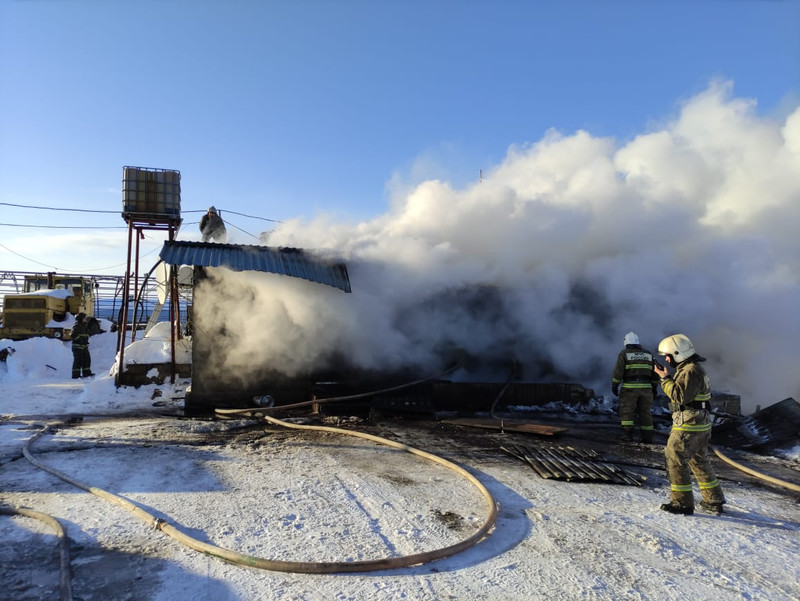 Пожар в селе под Каменском-Уральским: горел склад, из очага спасатели вытащили два газовых баллона — могли взорваться в любой момент! Пожар в селе под Каменском-Уральским: горел склад, из очага спасатели вытащили два газовых баллона — могли взорваться в любой момент!