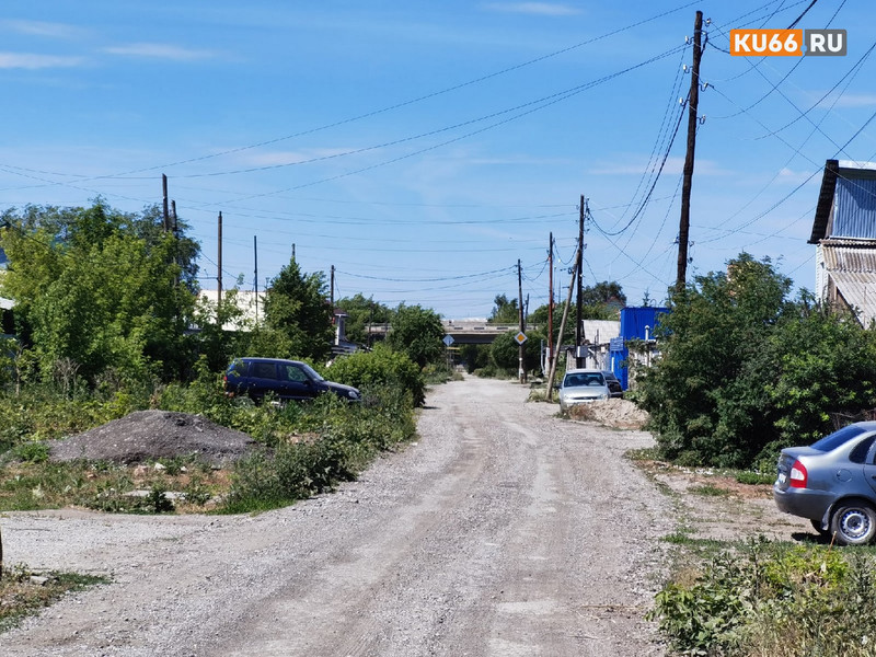За всю историю дорогу ни разу не делали: жители пос. Трубников в Каменске-Уральском, задыхающиеся в пыли, напомнили о своей проблеме