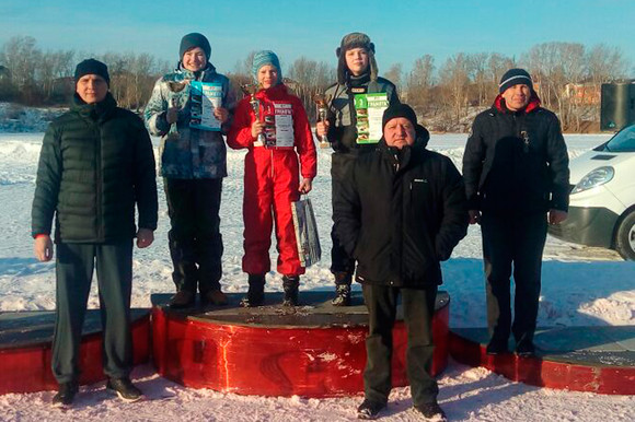 Фонтаны снежных брызг высотой до трех метров: в одном из классов Кубка области по зимнему картингу весь пьедестал заняли гонщики Каменска