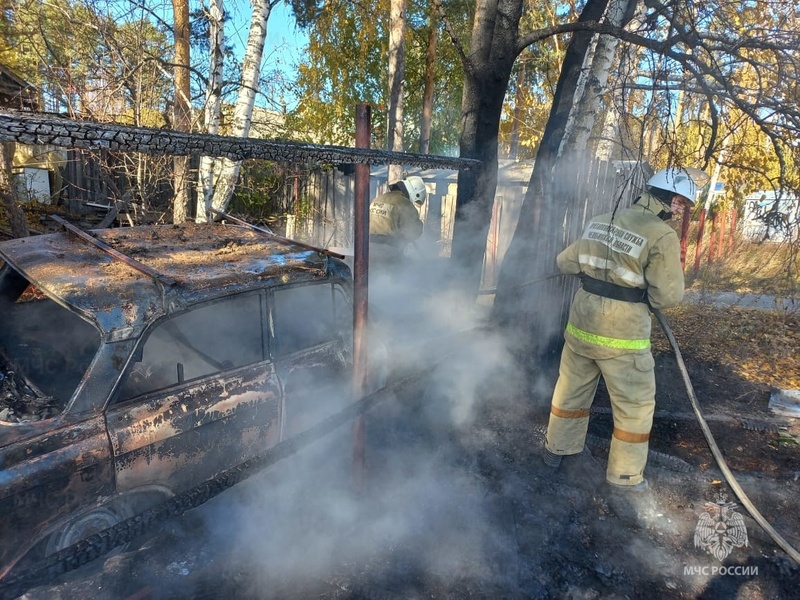 Огонь охватил жилой дом в Каменске-Уральском — крыша сгорела дотла | В Каменске-Уральском сгорела кровля двухквартирного дома — пожар ликвидирован за 30 минут