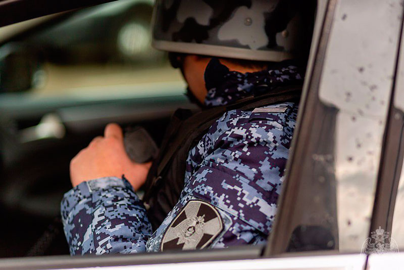 Росгвардейцы в Каменске-Уральском задержали женщину — она пыталась вынести продуктов на 1500 руб. Оказалось, ее уже давно ищут за кражу