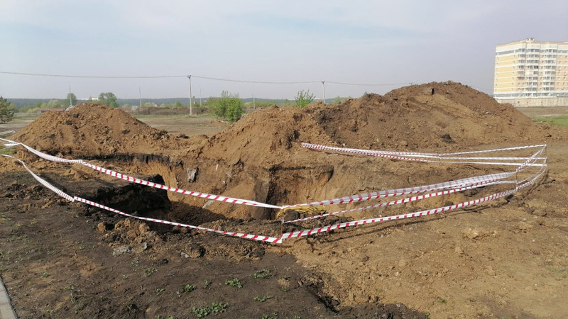 «Трехметровая яма ничем не огорожена». Коммунальщики только после «пинков» от местных жителей огородили место раскопок в Каменске-Уральском