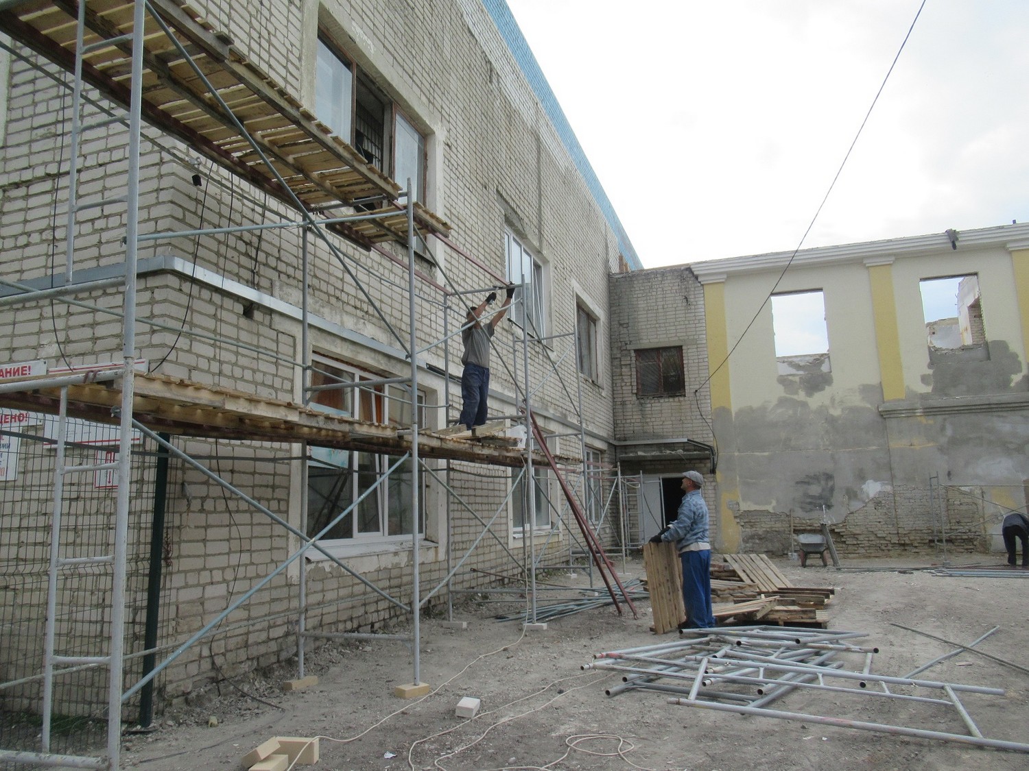 Как ремонтируют спорткомплекс «Космос» в Каменске-Уральском: кровлю уже сделали, готовятся реконструировать 70-летний павильон...