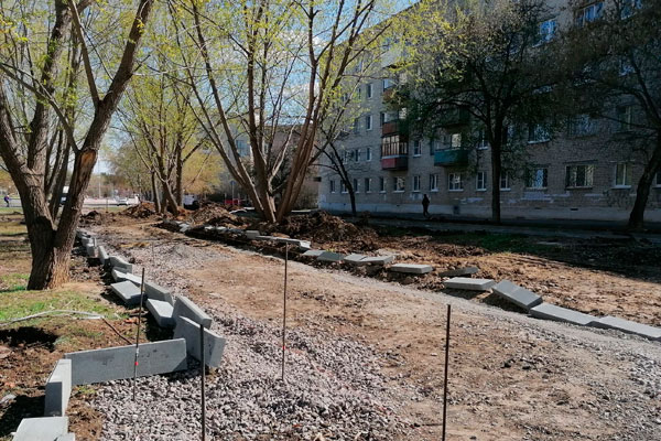 Рабочие, занятые благоустройством аллеи по ул. Тевосяна и у ДК «Юность» в Каменске удивляются беспечности людей, плюющих на безопасность