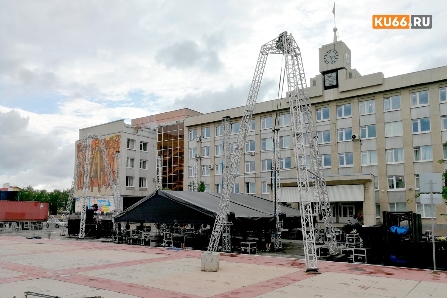 Финишная прямая: в Каменске-Уральском завершают монтаж сцены, с которой уже в пятницу для жителей будут петь DJ Руслан Нигматулин и Натали
